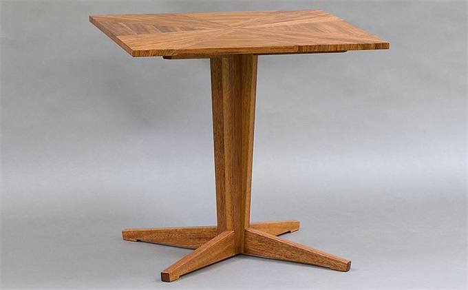 現(xiàn)代簡(jiǎn)約西餐廳高檔實(shí)木餐桌