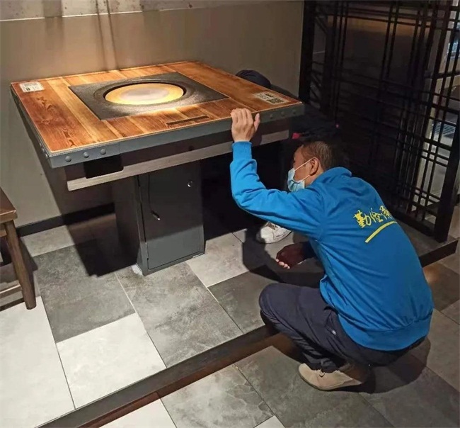 海德利創始人谷先生在湊湊火鍋現場檢查產品質量