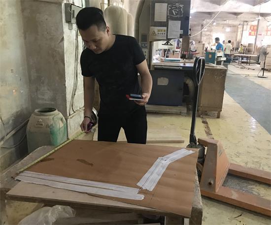 設計師到車間,認真核實樣板工程師畫出來的家具模板,對家具尺寸和比例等工藝嚴格把關。
