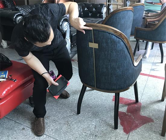 首席設計師李勤認真檢查椅子的每一個部件,他經常說:“好產品就是要做好每一個細節”。